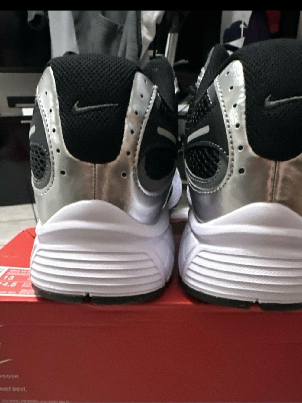 Nike Men's Athletic Shoes V5RNR - Picture 2 of 8